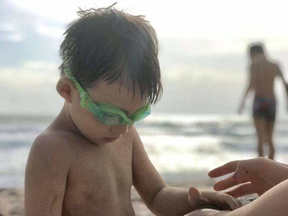 Loạt khoảnh khắc đời thường hạnh phúc của Đan Lê và gia đình trên biển-9