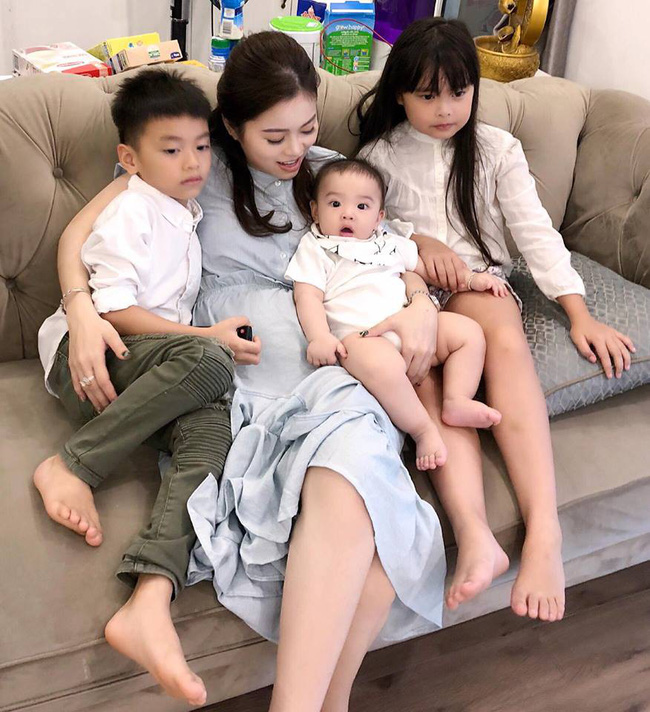 Top 7 hot mom nổi tiếng nhất MXH Việt: Người sở hữu nhà sang, xe xịn hàng chục tỷ, người nhan sắc lộng lẫy đáng ngưỡng mộ-12