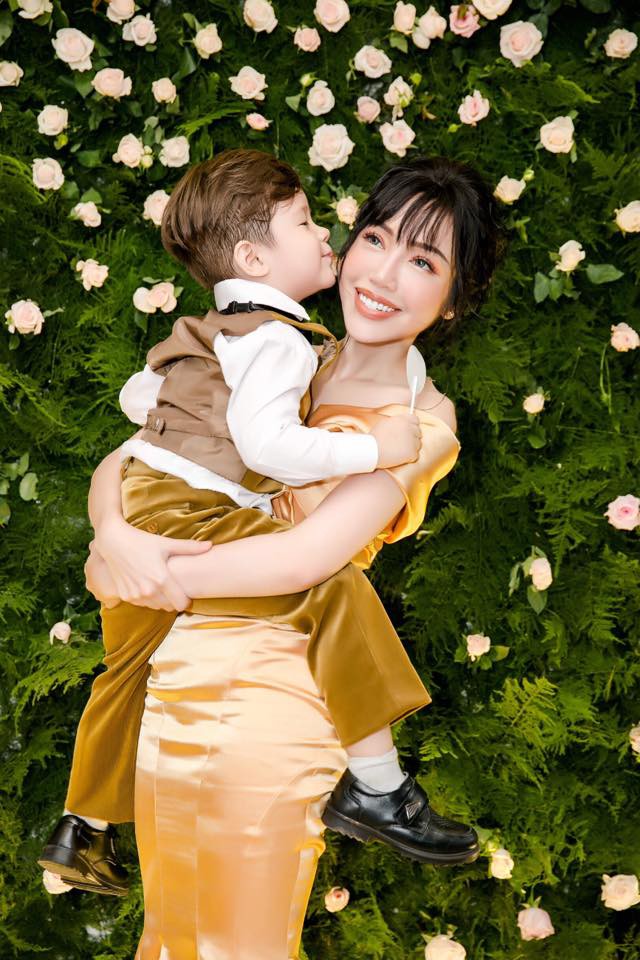 Top 7 hot mom nổi tiếng nhất MXH Việt: Người sở hữu nhà sang, xe xịn hàng chục tỷ, người nhan sắc lộng lẫy đáng ngưỡng mộ-9