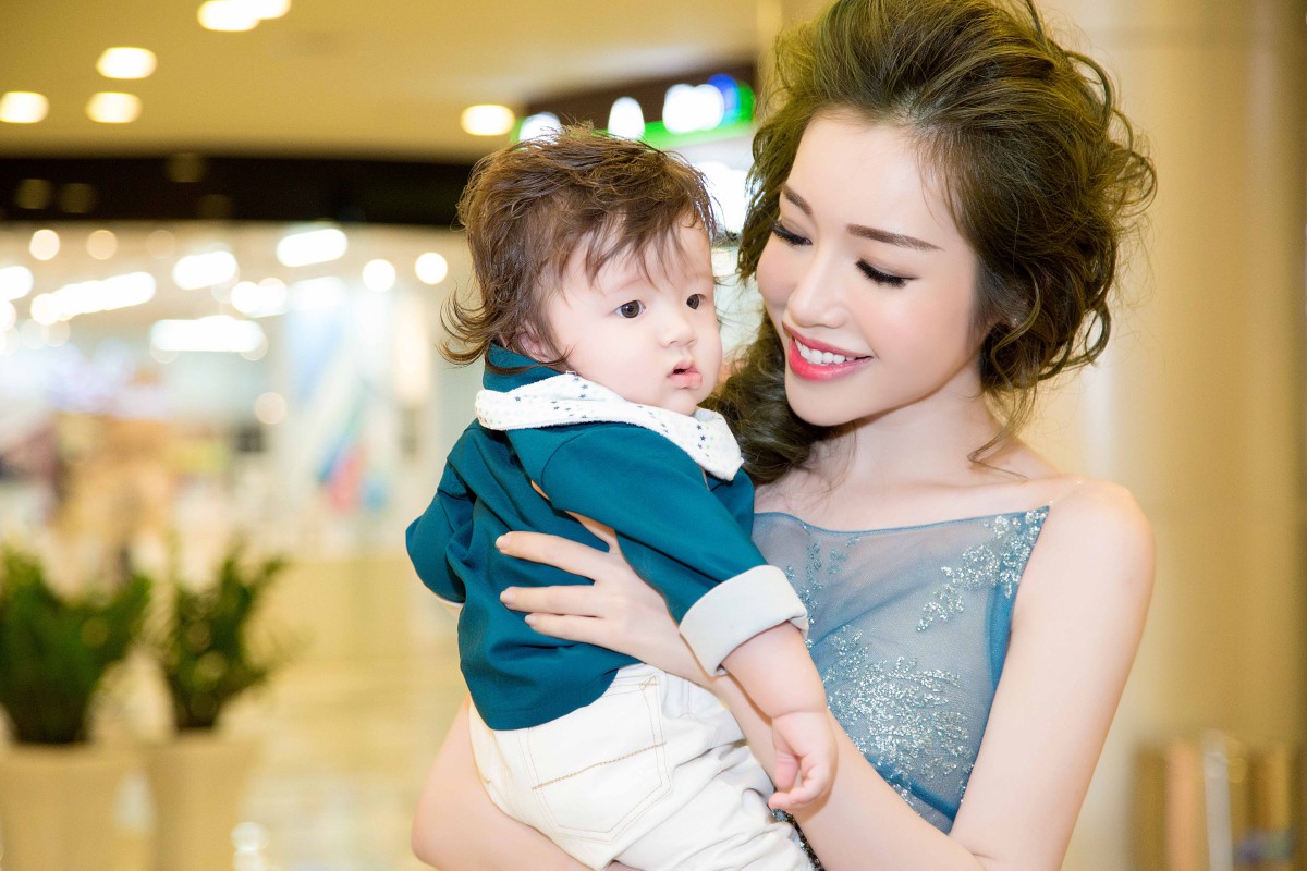 Top 7 hot mom nổi tiếng nhất MXH Việt: Người sở hữu nhà sang, xe xịn hàng chục tỷ, người nhan sắc lộng lẫy đáng ngưỡng mộ-10