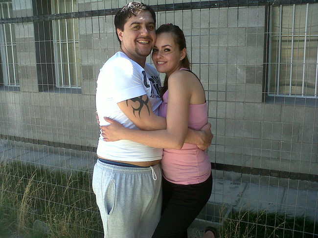 Em sinh đôi bị sát hại, chị gái chạy theo tiếng gọi trái tim cưới tên hung thủ, bất chấp bị dư luận ném đá và gia đình từ mặt-4