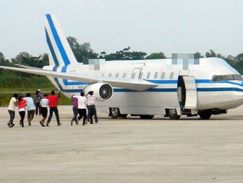 Không tặc ép lao máy bay xuống biển, phi công bình tĩnh giúp nhiều người sống sót-1