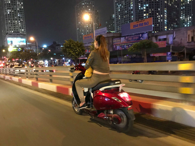 Người mẹ một tay cầm lái, một tay ôm con trai đang ti sữa trên đường phố Hà Nội khiến nhiều người ngỡ ngàng-2