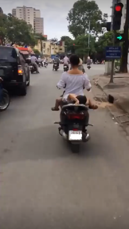 Người mẹ một tay cầm lái, một tay ôm con trai đang ti sữa trên đường phố Hà Nội khiến nhiều người ngỡ ngàng-7