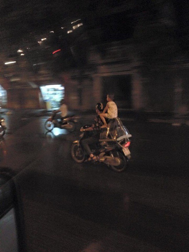 Người mẹ một tay cầm lái, một tay ôm con trai đang ti sữa trên đường phố Hà Nội khiến nhiều người ngỡ ngàng-4