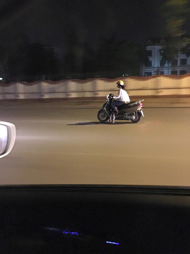 Người mẹ một tay cầm lái, một tay ôm con trai đang ti sữa trên đường phố Hà Nội khiến nhiều người ngỡ ngàng-8