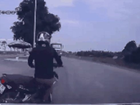 Vụ va chạm đầy kịch tính giữa đường và 7 giây 