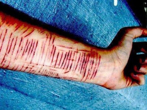 Nhiều học sinh khá giỏi có hành vi tự hủy hoại bản thân-1