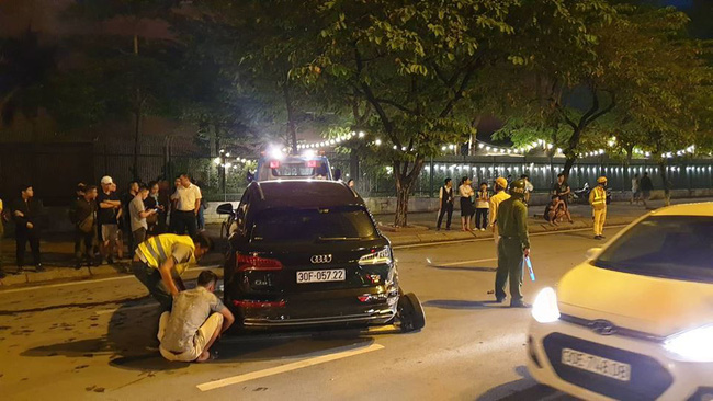 Tài xế siêu xe Audi Q5 đâm và lùi liên hoàn, làm gãy chân một người rồi bỏ trốn-1