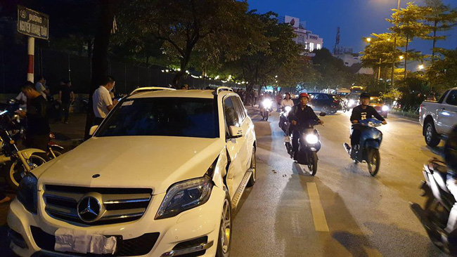 Tài xế siêu xe Audi Q5 đâm và lùi liên hoàn, làm gãy chân một người rồi bỏ trốn-4