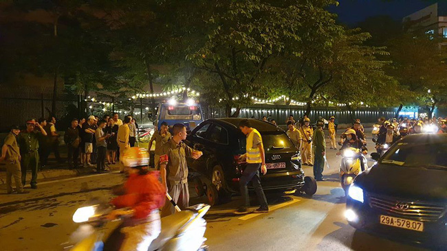 Tài xế siêu xe Audi Q5 đâm và lùi liên hoàn, làm gãy chân một người rồi bỏ trốn-9