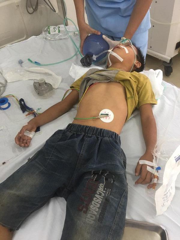 Bé trai bị bỏ rơi từ lúc biết bò, 7 năm vẫn chờ mẹ giờ bị tai nạn nguy kịch-2