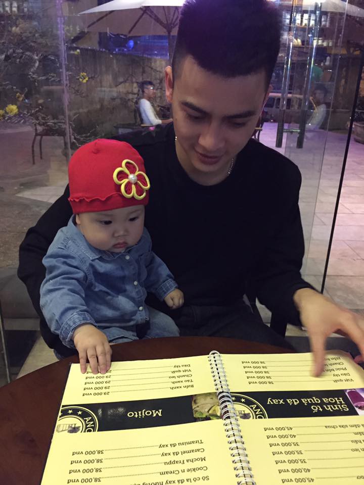 Đêm hôm còn bị bố trêu không ngủ được, bé 3 tuổi đánh điện cầu cứu ông nội rồi chốt một câu làm ai cũng cười ngất-6