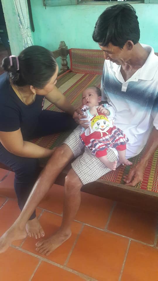 Phía sau bức ảnh ông bà chơi với cháu là nỗi nhói lòng chỉ ai lấy chồng xa mới hiểu-1