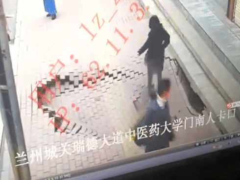 Clip: Cô gái đang thong dong dạo phố thì bị vỉa hè nuốt chửng, theo nghĩa đen-1