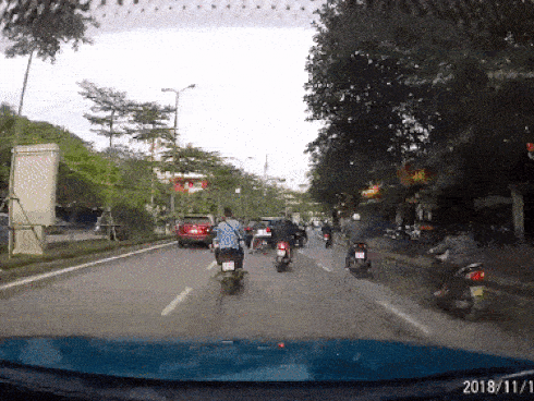 Tài xế siêu xe Audi Q5 đâm và lùi liên hoàn, làm gãy chân một người rồi bỏ trốn