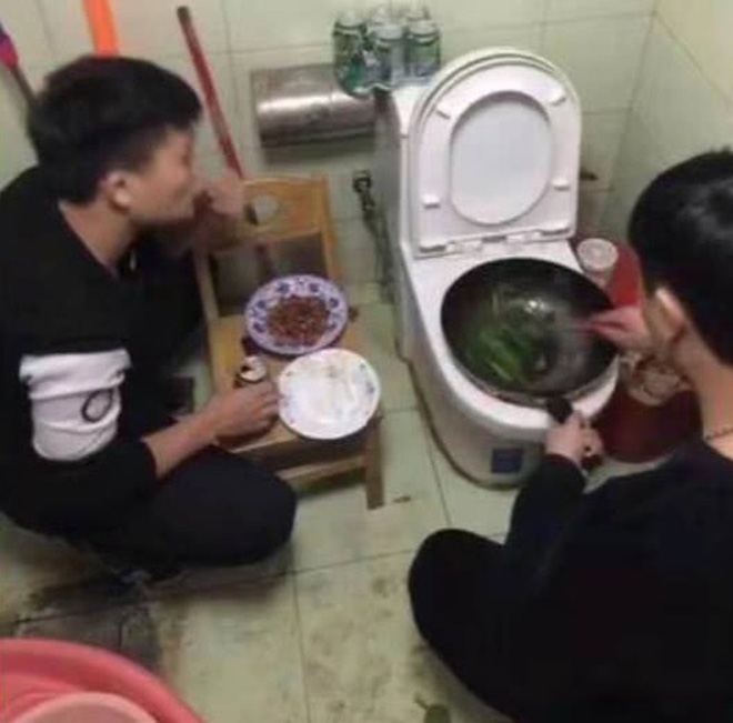 Bức ảnh 2 nam sinh Trung Quốc nấu ăn trên bồn cầu và sự thật phía sau khiến nhiều người bất ngờ-1