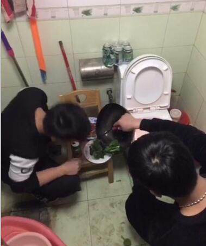 Bức ảnh 2 nam sinh Trung Quốc nấu ăn trên bồn cầu và sự thật phía sau khiến nhiều người bất ngờ-2