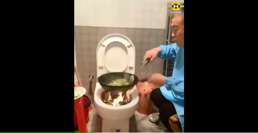 Bức ảnh 2 nam sinh Trung Quốc nấu ăn trên bồn cầu và sự thật phía sau khiến nhiều người bất ngờ-3