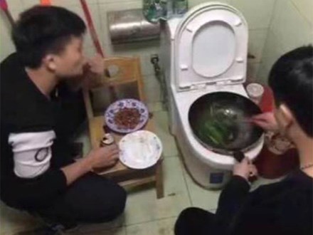 Bức ảnh 2 nam sinh Trung Quốc nấu ăn trên bồn cầu và sự thật phía sau khiến nhiều người bất ngờ