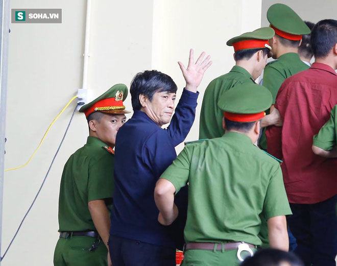 Phút tạm biệt người thân của ông trùm cờ bạc Phan Sào Nam ở sân tòa-3