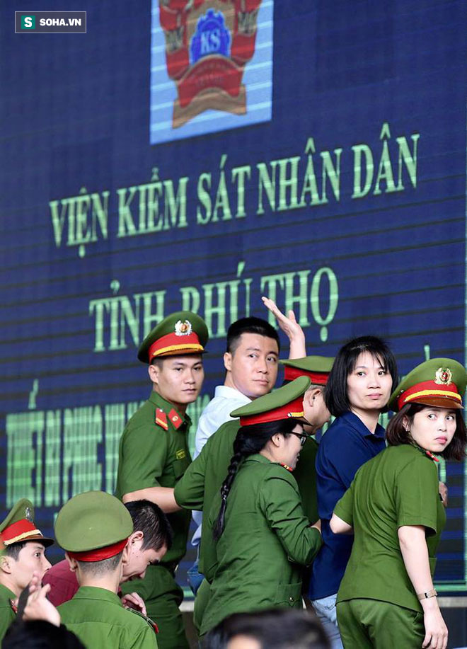 Phút tạm biệt người thân của ông trùm cờ bạc Phan Sào Nam ở sân tòa-1
