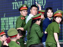 Phút tạm biệt người thân của 'ông trùm' cờ bạc Phan Sào Nam ở sân tòa Phút tạm biệt người thân của 'ông trùm' cờ bạc Phan Sào Nam ở sân tòa
