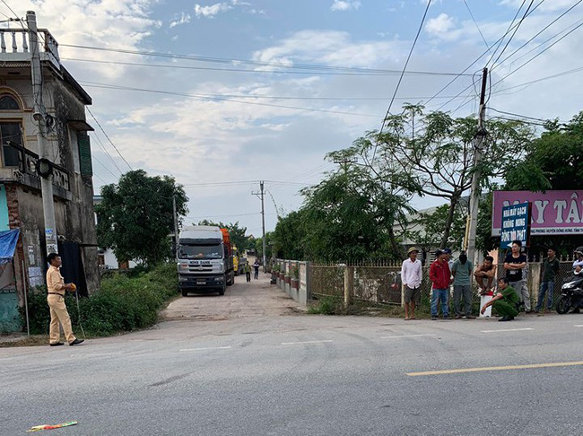 Thái Bình: Người dân tức giận vì xe tải đâm chết người vẫn chạy vào kho trả hàng-6