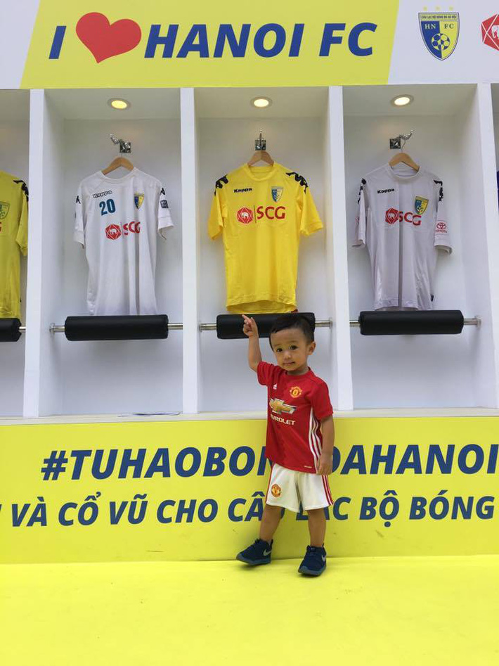 Cận cảnh quý tử của Văn Quyết có thần thái sang chảnh-6