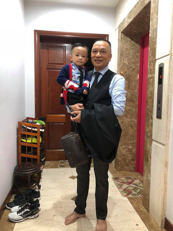 Cận cảnh quý tử của Văn Quyết có thần thái sang chảnh-8