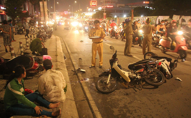 Ô tô tông hàng loạt xe máy ở Sài Gòn, 1 người chết, 4 người nằm la liệt kêu cứu-1