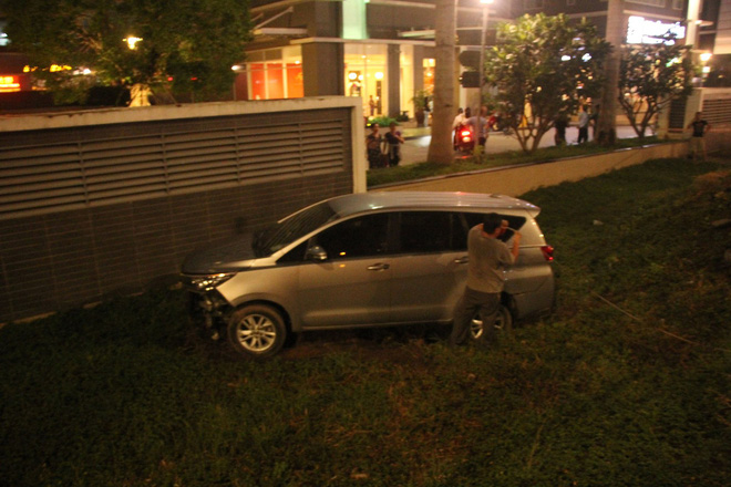 Ô tô tông hàng loạt xe máy ở Sài Gòn, 1 người chết, 4 người nằm la liệt kêu cứu-2