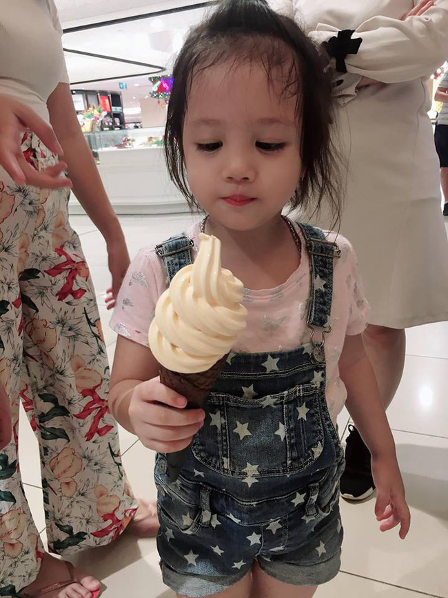 Con chảy mủ hôi tanh cả tháng không khỏi, mẹ phát hoảng khi gắp được dị vật thân quen trong mũi của con-1