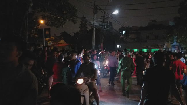 Vợ khóc ngất khi tìm thấy xác chồng dưới hồ sau hơn 1 ngày mất tích bí ẩn-1