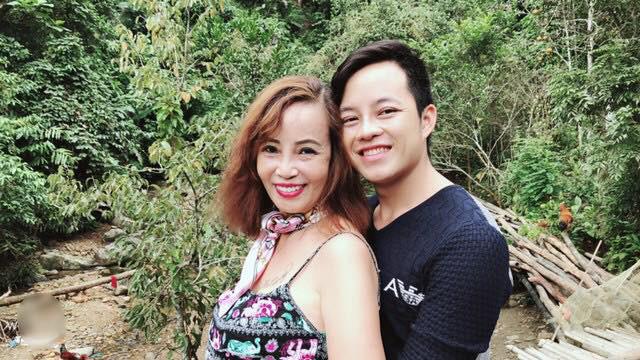 Cô dâu 62 tuổi tuyên bố cực gắt: Tối tôi ôm chồng tôi ngủ chứ chẳng ôm chồng bạn-1