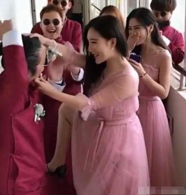 Phù dâu quá bạo giở trò đụng chạm, phù rể khóc thét ngay trong đám cưới-3