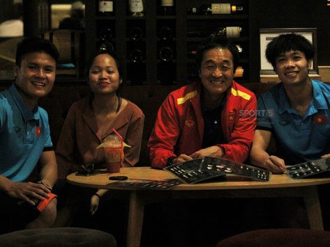 Dân mạng truy lùng nữ CĐV Myanmar xinh đẹp, nóng bỏng ngồi phòng VIP xem AFF Cup-8