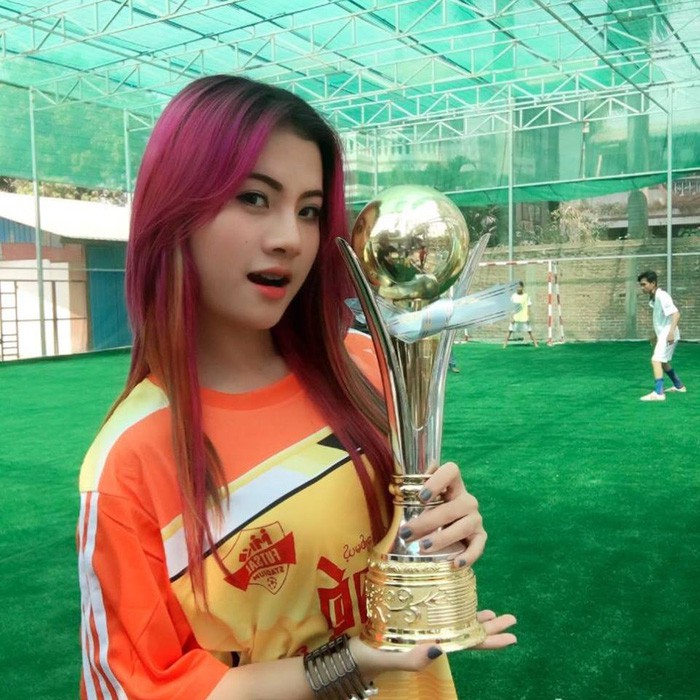 Dân mạng truy lùng nữ CĐV Myanmar xinh đẹp, nóng bỏng ngồi phòng VIP xem AFF Cup-4