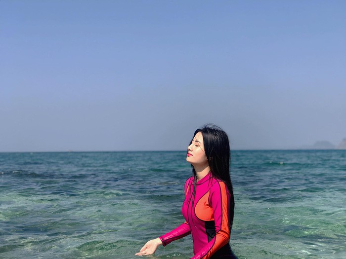 Dân mạng truy lùng nữ CĐV Myanmar xinh đẹp, nóng bỏng ngồi phòng VIP xem AFF Cup-7