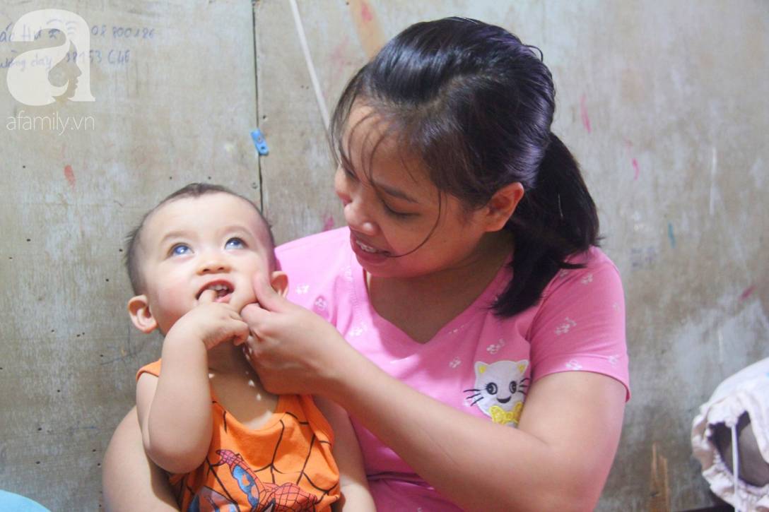 Em quỳ gối xin mọi người hãy cứu lấy Gia Anh, không được ghép giác mạc con em sẽ mù vĩnh viễn-1