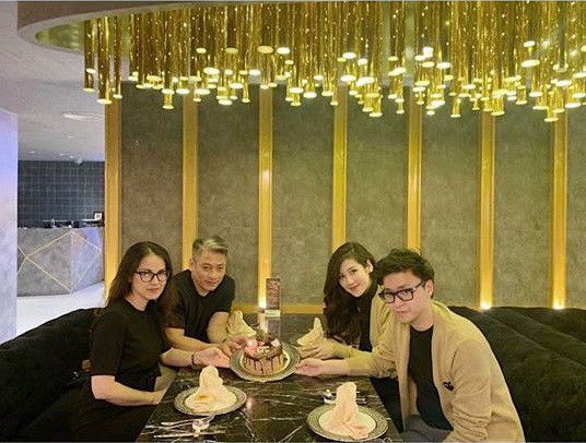 Chụp chung với vợ chồng con trong một tấm hình: Giật mình trước độ trẻ trung của bố mẹ Á hậu Tú Anh-1