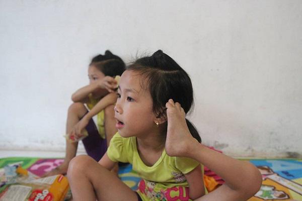 Có con gái là cô bé chim cánh cụt, bố mẹ rơi nước mắt nhìn con tập viết, tập đi-1