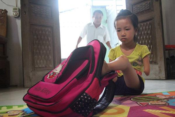 Có con gái là cô bé chim cánh cụt, bố mẹ rơi nước mắt nhìn con tập viết, tập đi-2