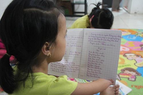 Có con gái là cô bé chim cánh cụt, bố mẹ rơi nước mắt nhìn con tập viết, tập đi-3