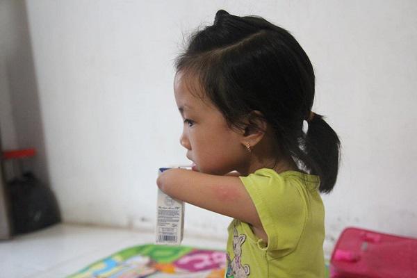 Có con gái là cô bé chim cánh cụt, bố mẹ rơi nước mắt nhìn con tập viết, tập đi-5