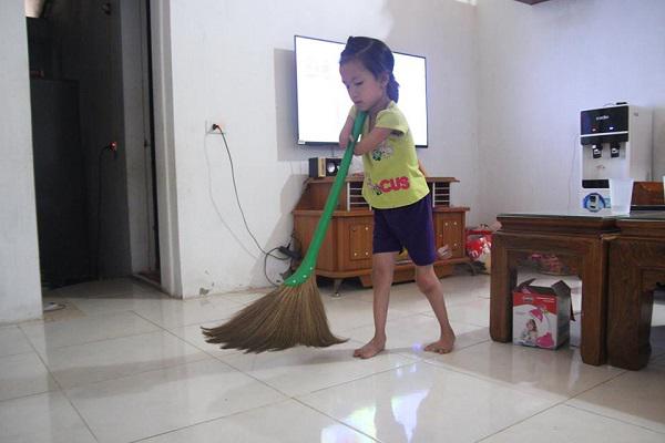 Có con gái là cô bé chim cánh cụt, bố mẹ rơi nước mắt nhìn con tập viết, tập đi-6