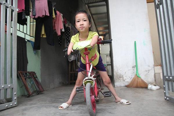 Có con gái là cô bé chim cánh cụt, bố mẹ rơi nước mắt nhìn con tập viết, tập đi-7