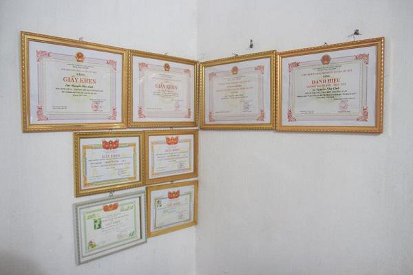 Có con gái là cô bé chim cánh cụt, bố mẹ rơi nước mắt nhìn con tập viết, tập đi-8