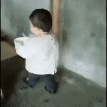 Em bé 2 tuổi làm việc nhà thoăn thoắt khiến dân tình vừa phục vừa thương-2