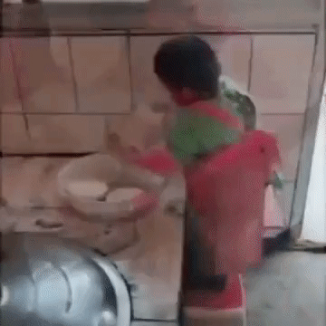 Em bé 2 tuổi làm việc nhà thoăn thoắt khiến dân tình vừa phục vừa thương-3